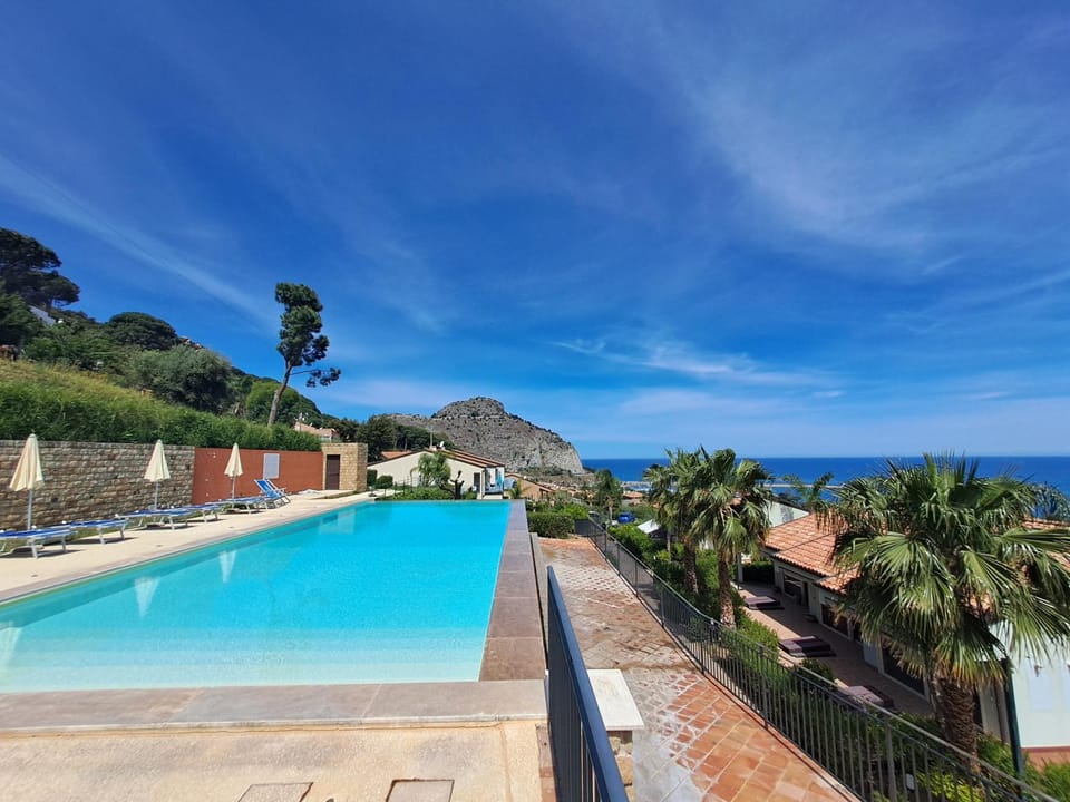 Pool view, Sea view