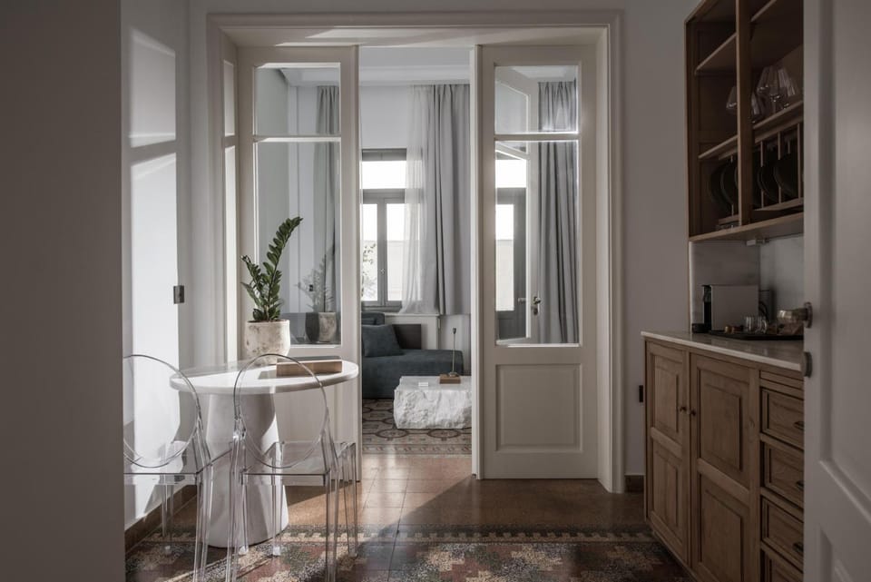 Photo of the whole room, Seating area