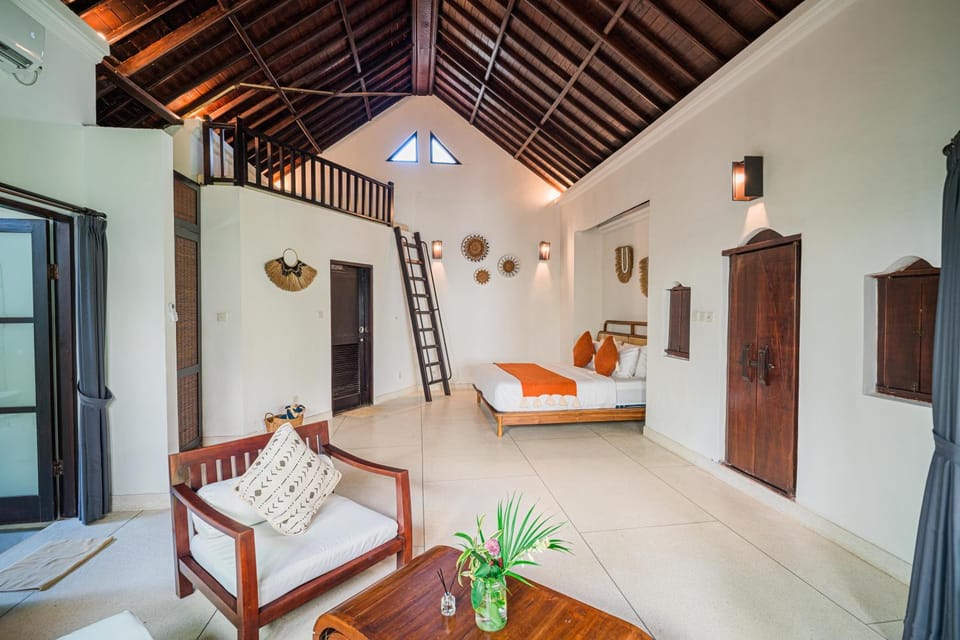 Bed, Seating area, Bedroom