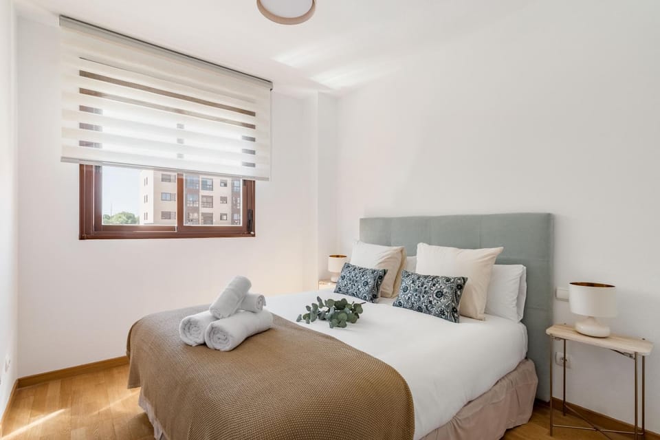 Bed, Photo of the whole room, Bedroom, towels