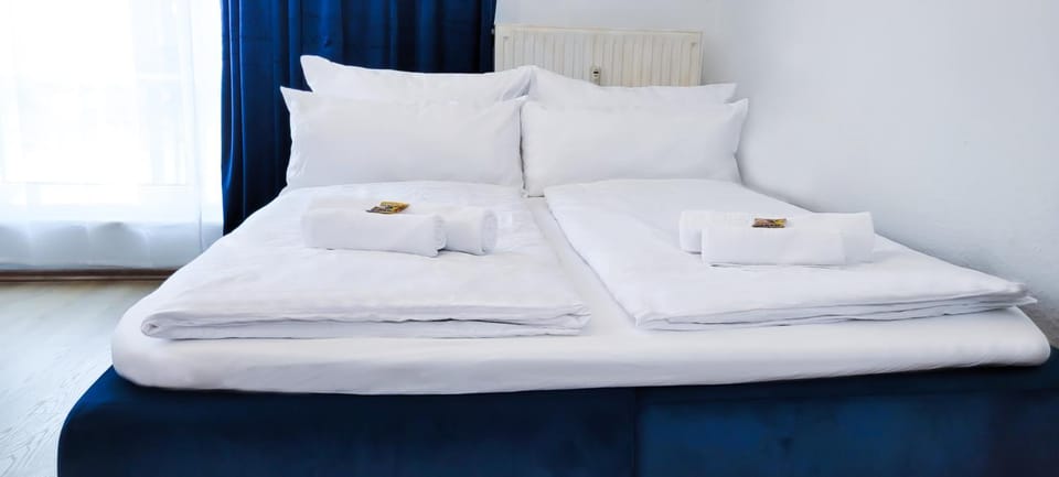 Bed, Bedroom, towels