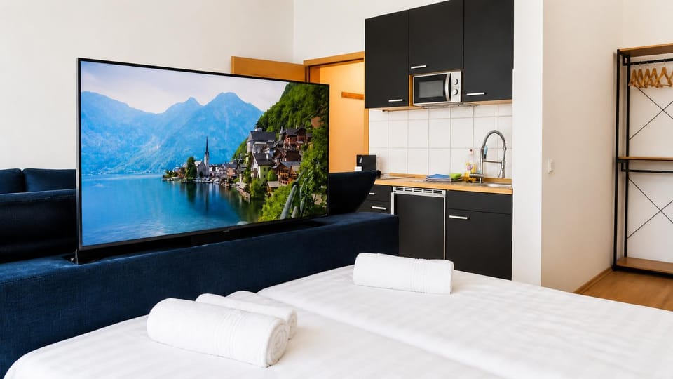 Bed, TV and multimedia, Kitchen or kitchenette, Bedroom