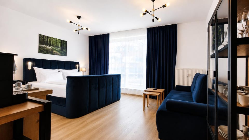 Bed, Coffee/tea facilities, Kitchen or kitchenette, Living room, Photo of the whole room, Seating area, Bedroom