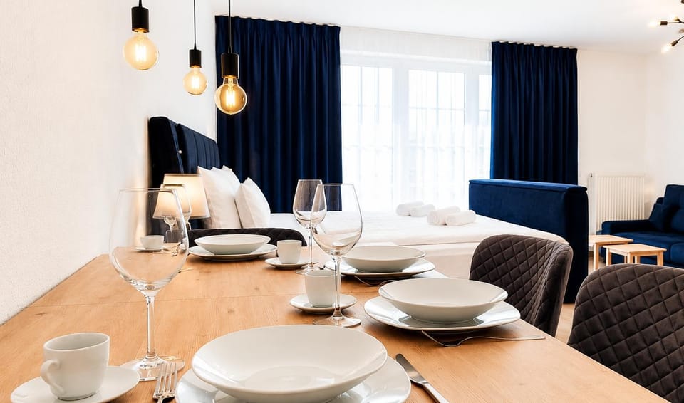 Bed, Living room, Photo of the whole room, Seating area, Dining area, Bedroom, towels