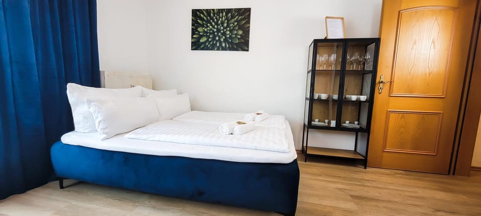 Bed, Photo of the whole room, Bedroom, towels