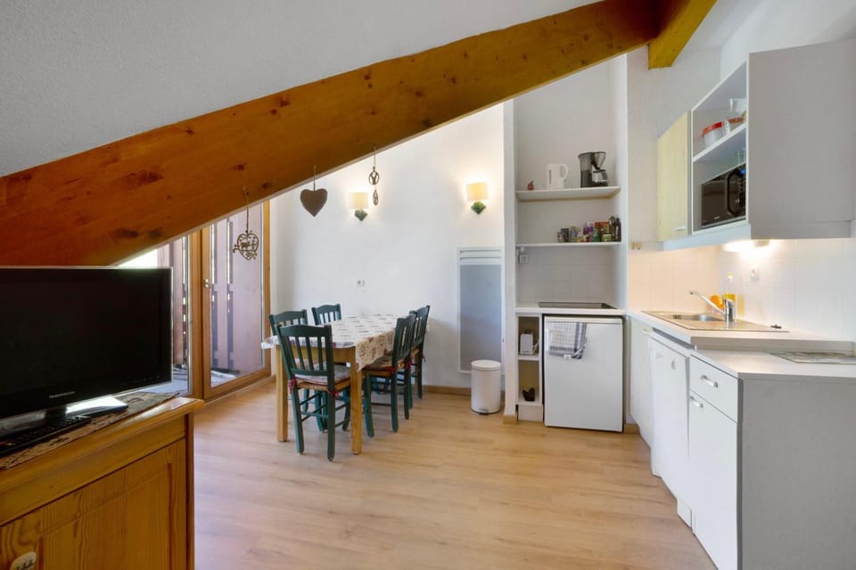 Property building, Kitchen or kitchenette, Living room
