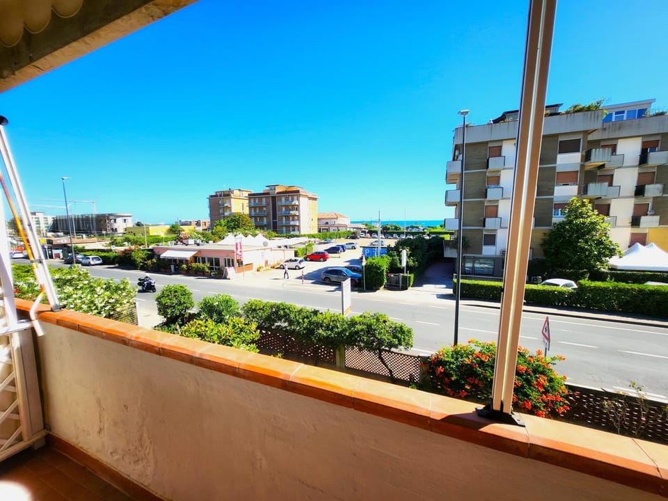 View (from property/room), Sea view, Street view, Location