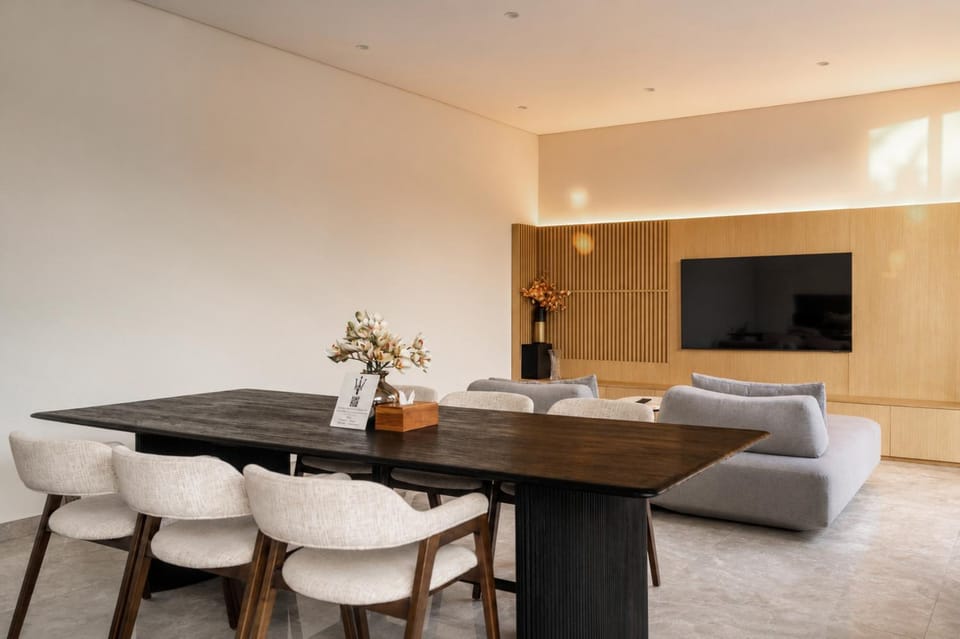 TV and multimedia, Living room, Seating area, Dining area
