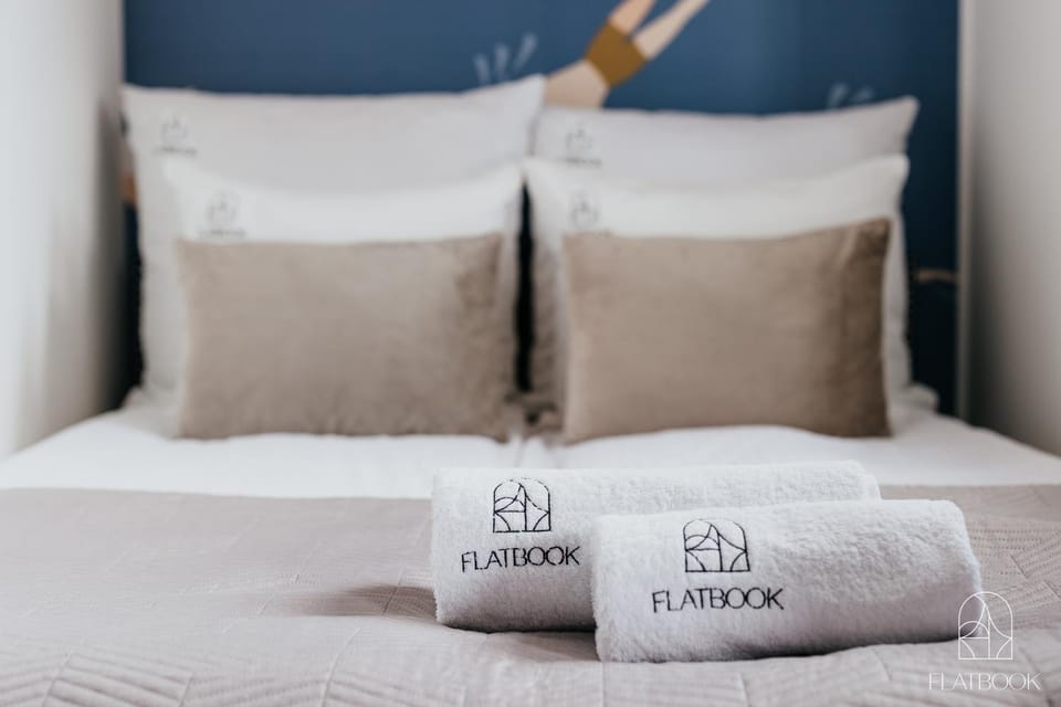 Bed, Photo of the whole room, towels