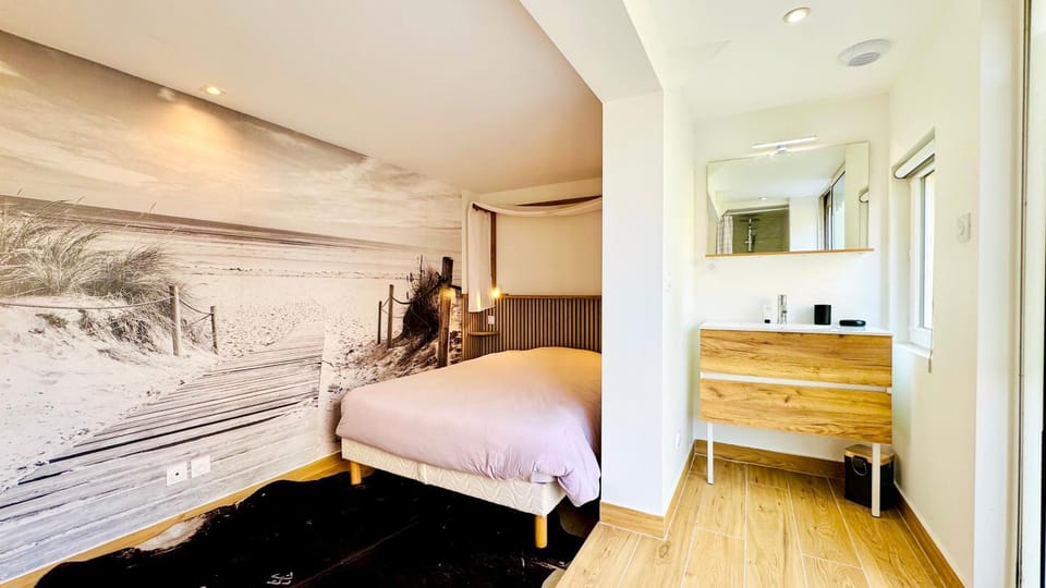 Bed, Photo of the whole room, Bedroom