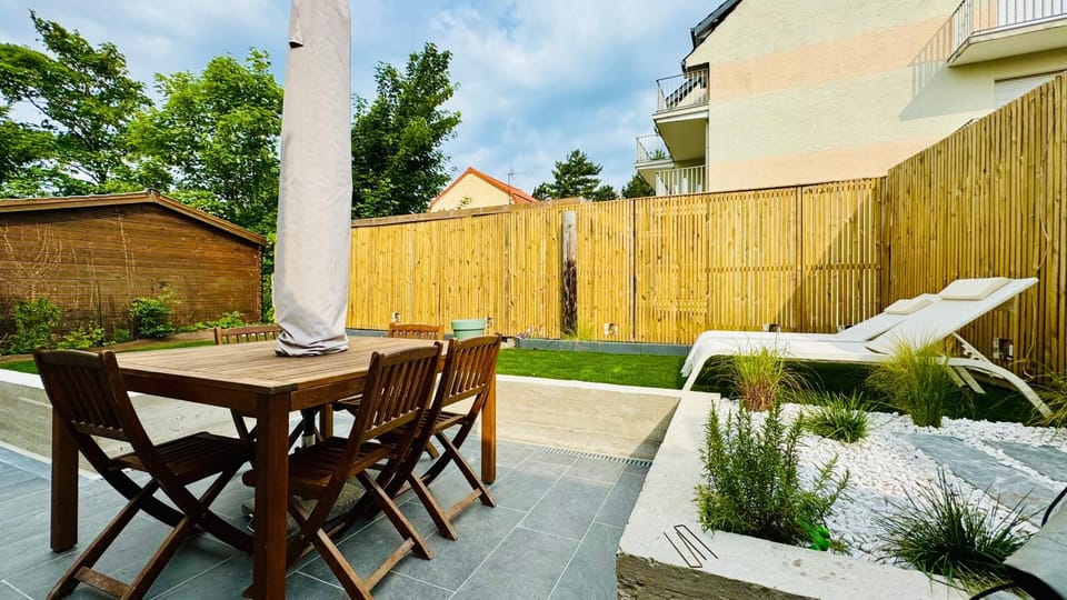 Property building, Patio, Day, Garden, Balcony/Terrace, Garden view
