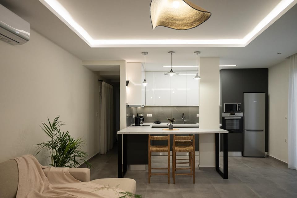 Kitchen or kitchenette, Dining area, oven, stove