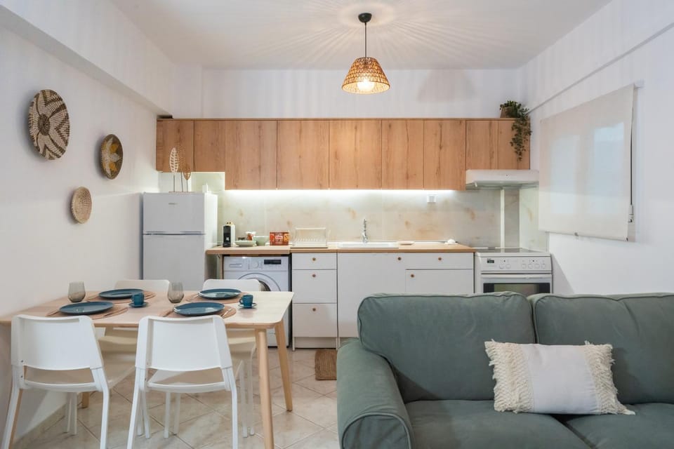 Kitchen or kitchenette, Seating area, Dining area, oven