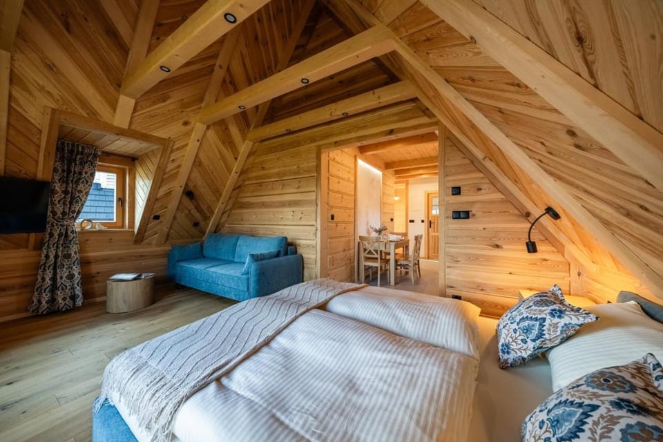 Bed, TV and multimedia, Bedroom