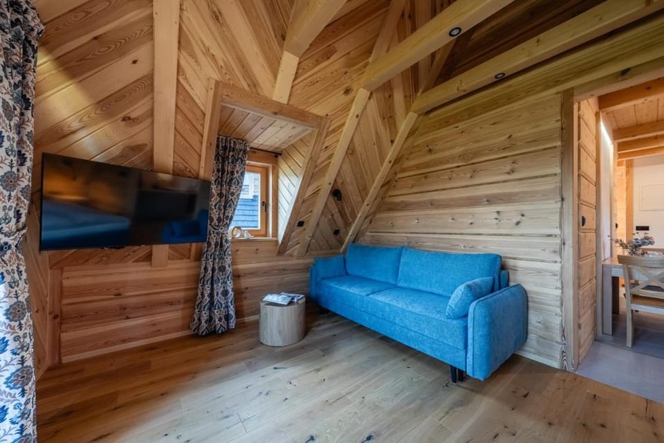 TV and multimedia, Seating area, Bedroom