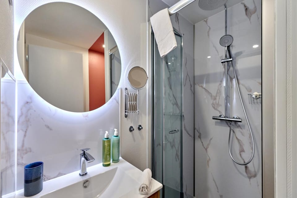 Shower, Bathroom, towels