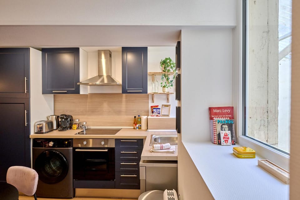 Kitchen or kitchenette, minibar, oven, toaster, washing machine