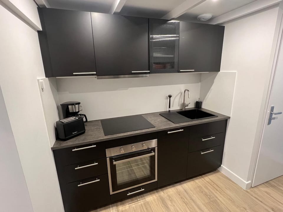 Coffee/tea facilities, Kitchen or kitchenette, dishwasher, oven, stove, washing machine