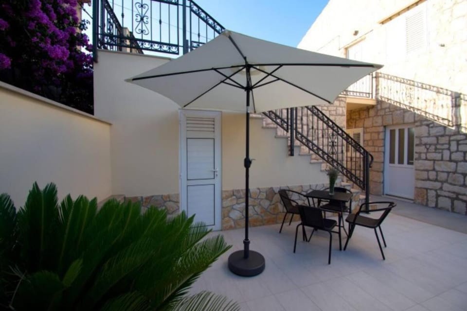 Valentina Apartment in Vis