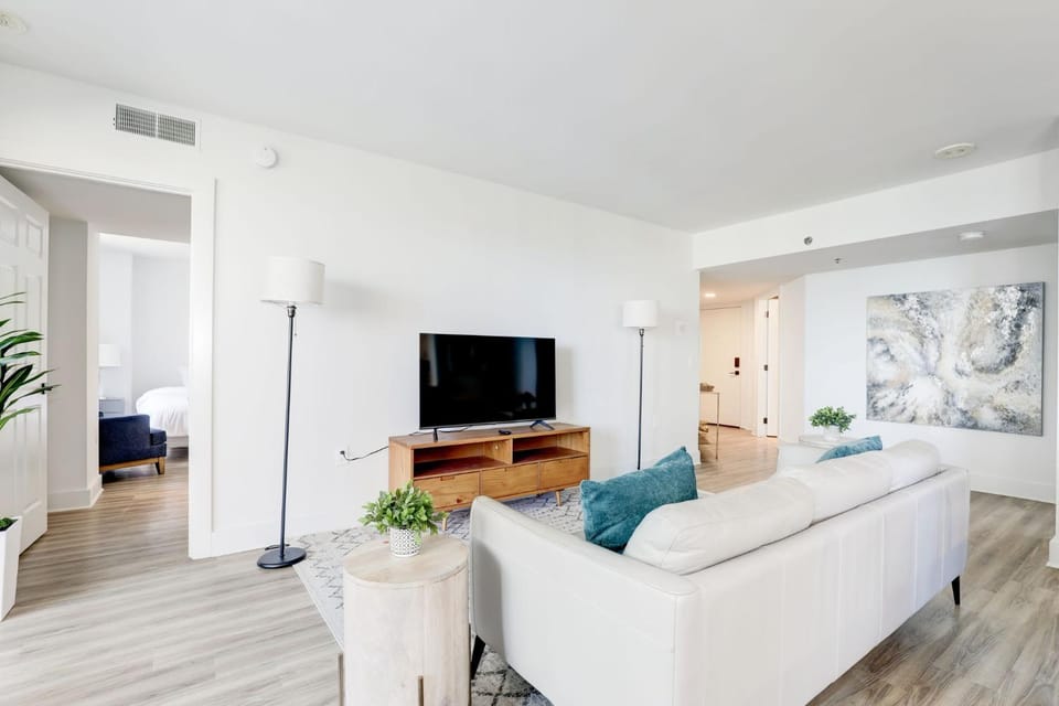 TV and multimedia, Living room, Seating area, Evening entertainment
