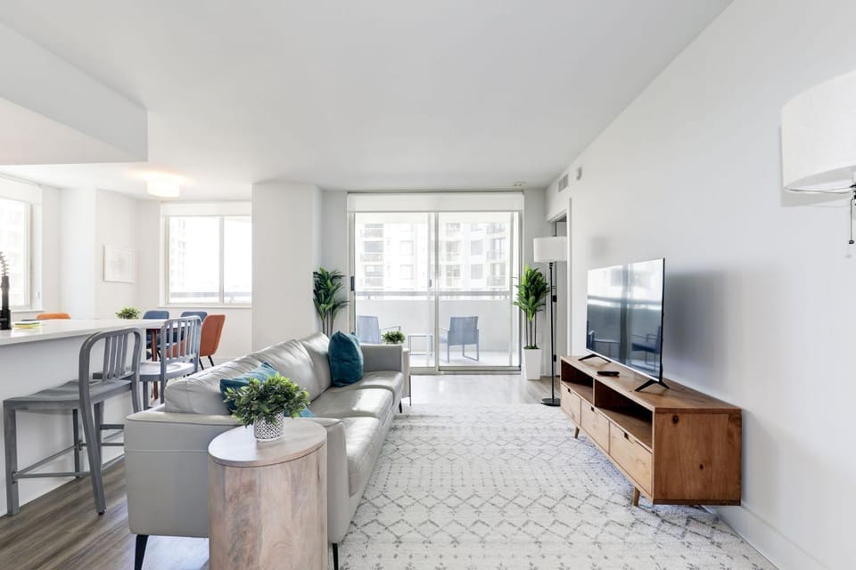 TV and multimedia, Living room, Seating area, Evening entertainment