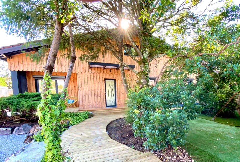 Property building, Facade/entrance, Natural landscape, Garden, Garden view