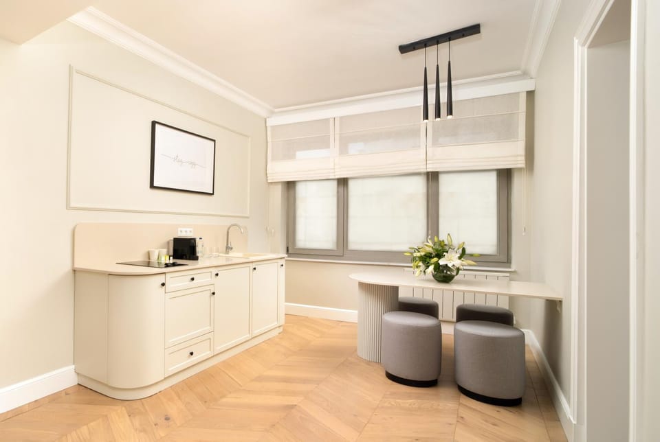 Kitchen or kitchenette, minibar