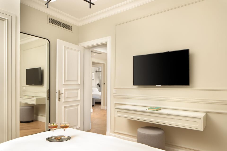 Bed, TV and multimedia, Photo of the whole room, Bedroom, wardrobe
