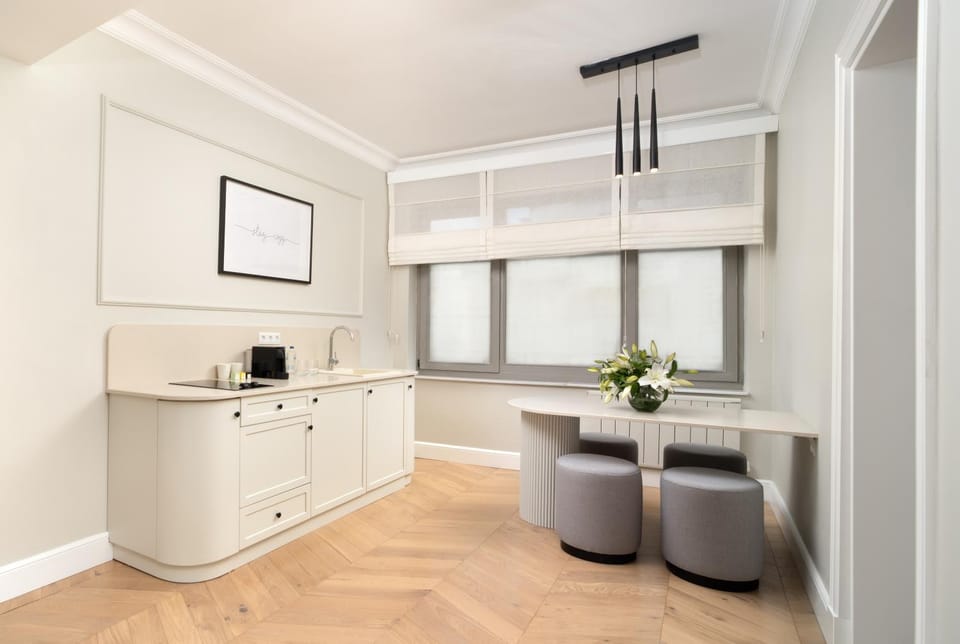 Kitchen or kitchenette, minibar