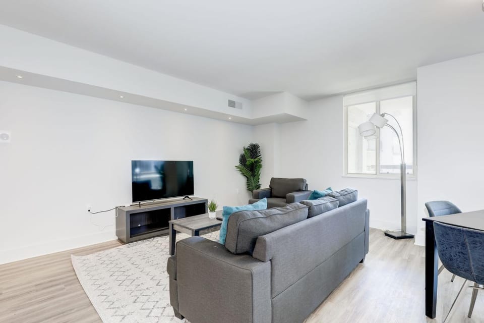 TV and multimedia, Living room, Seating area, Evening entertainment