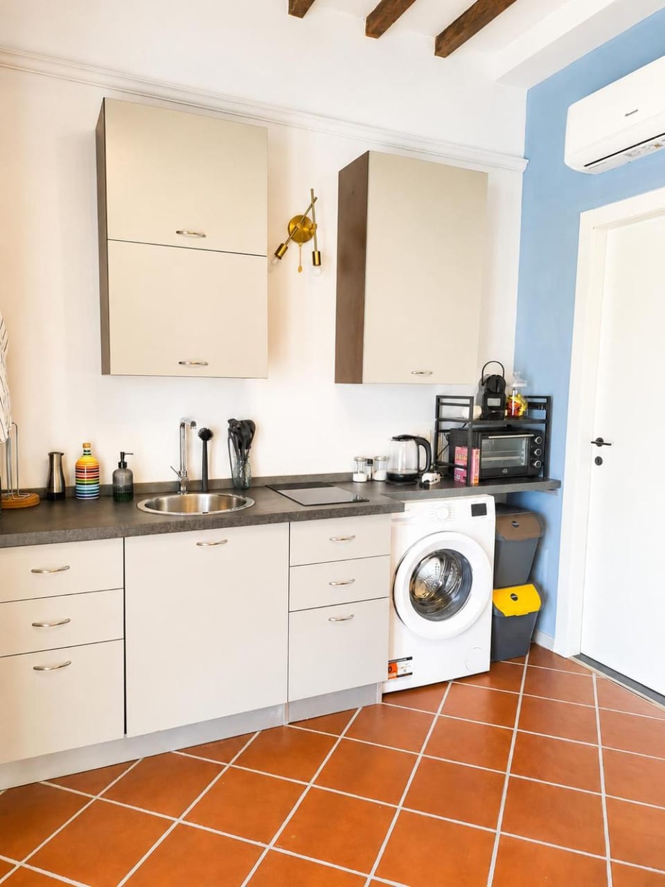 Coffee/tea facilities, Kitchen or kitchenette, stove, washing machine, kitchen