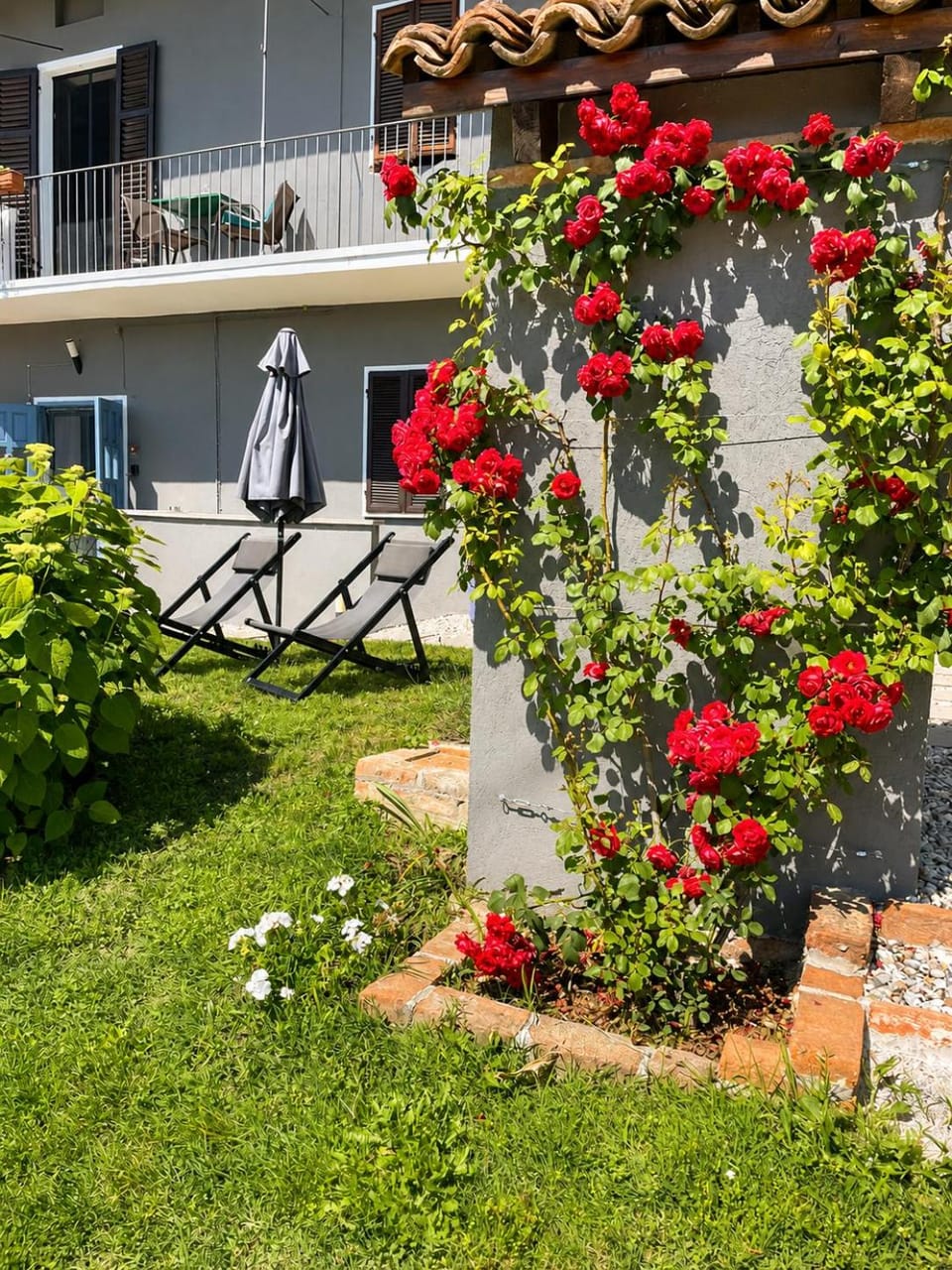 Property building, Facade/entrance, Garden, Garden view