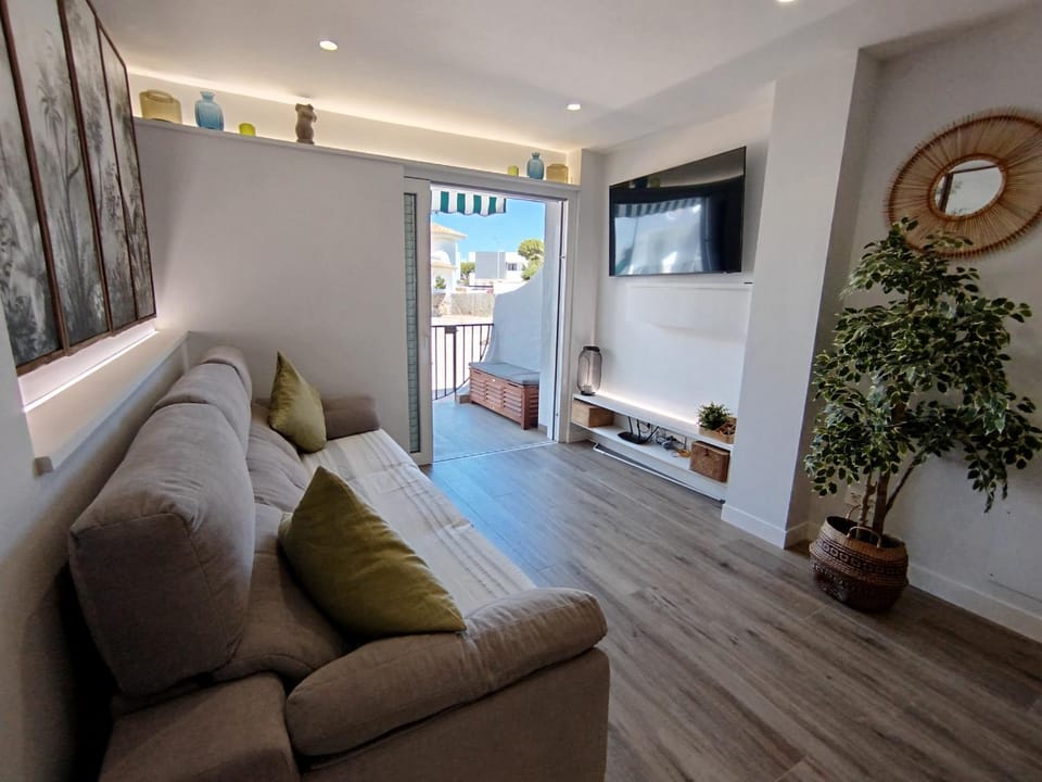 Communal lounge/ TV room, TV and multimedia, Living room, Seating area, Evening entertainment