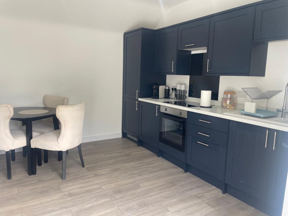 Coffee/tea facilities, Kitchen or kitchenette, Dining area, oven