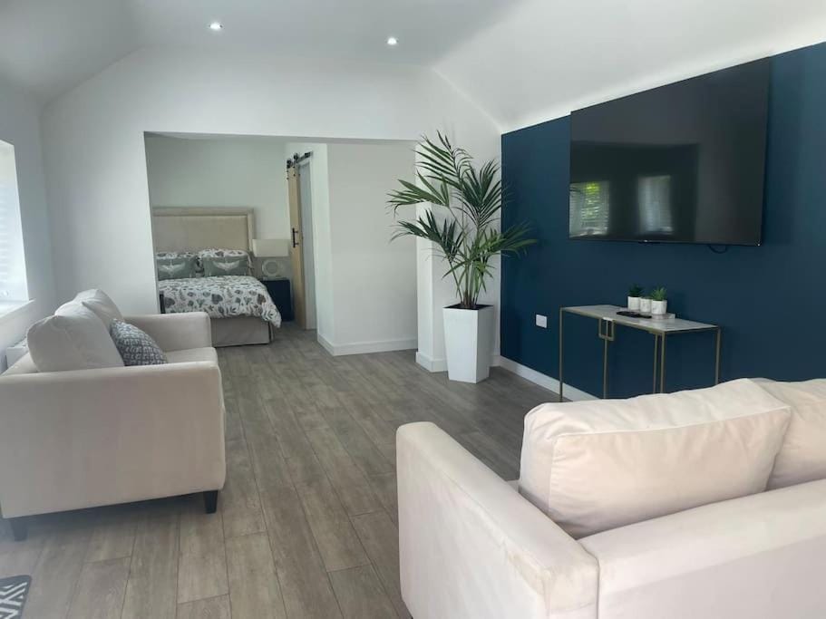 Bed, TV and multimedia, Living room, Seating area, Bedroom