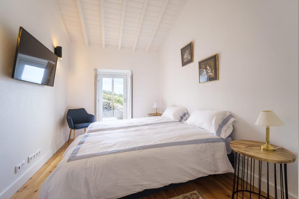 Bed, TV and multimedia, Photo of the whole room, Bedroom