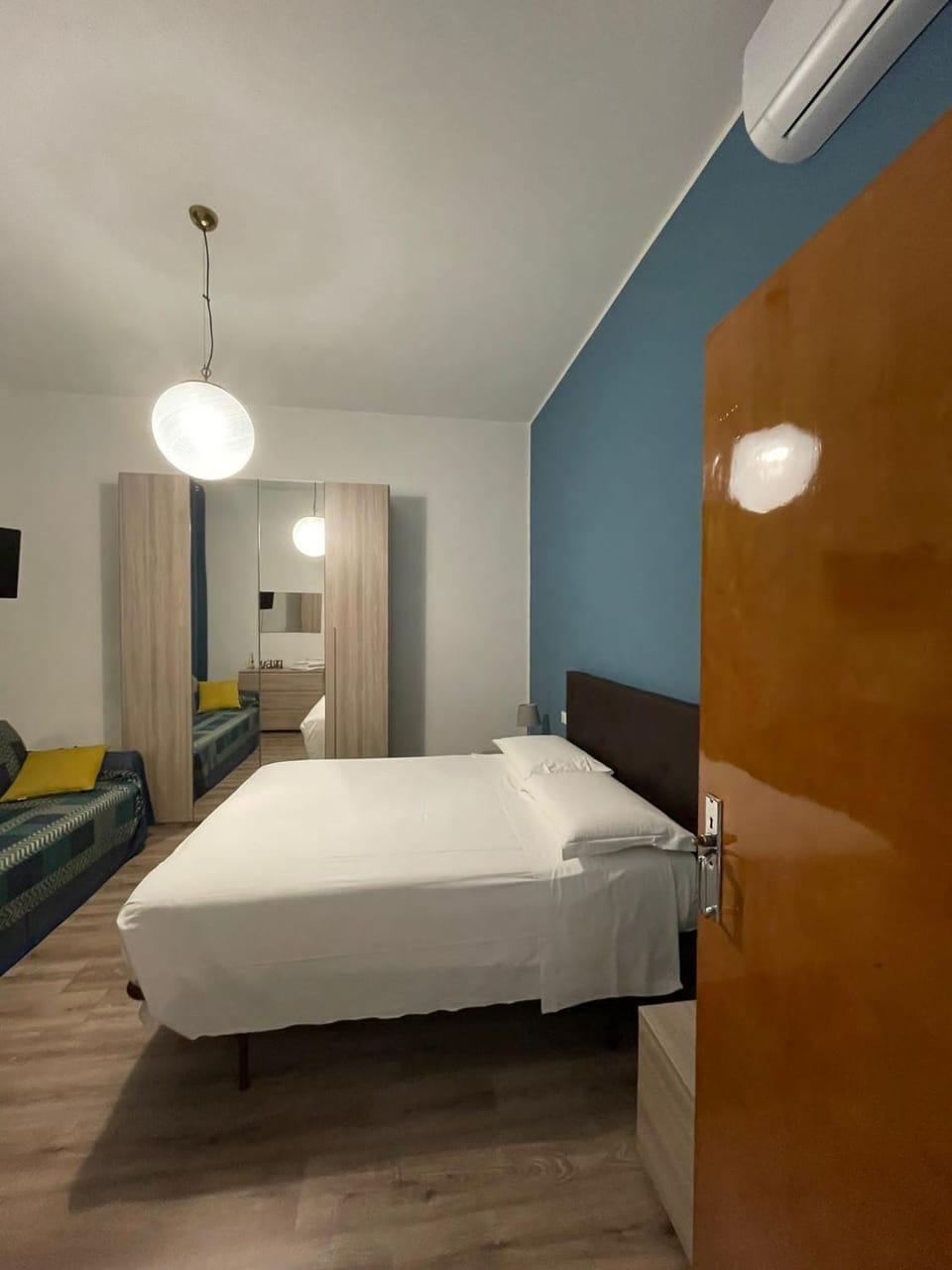 Photo of the whole room, Bedroom, wardrobe