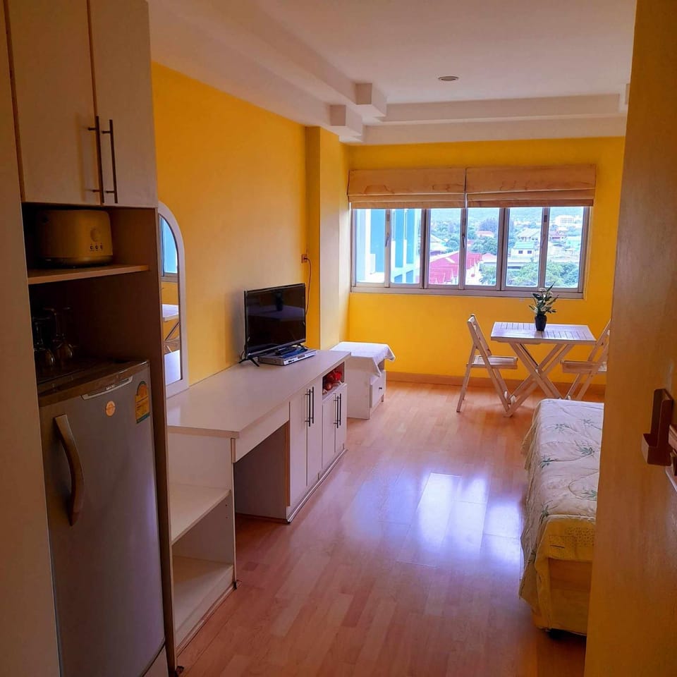 Bed, TV and multimedia, Seating area, Bedroom