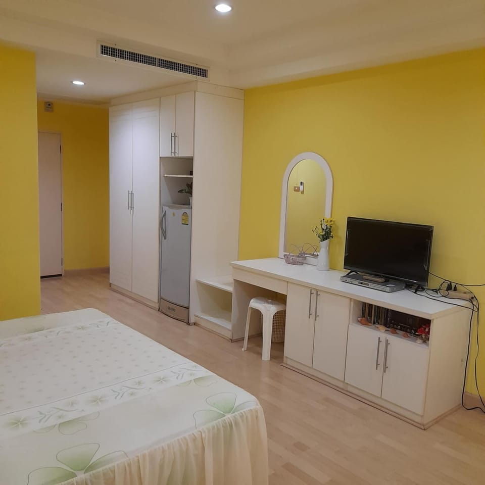 Bed, TV and multimedia, Bedroom