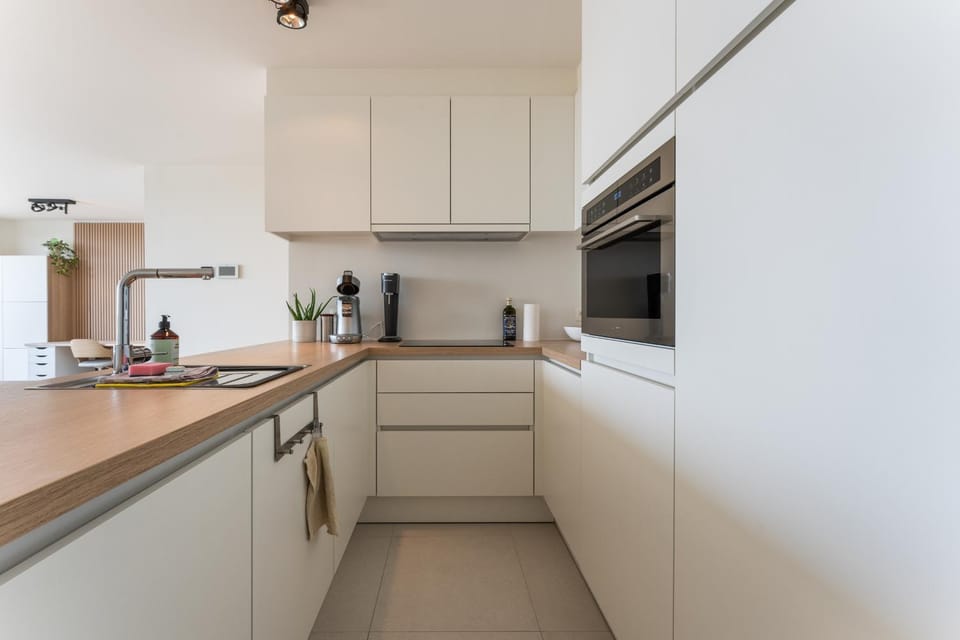 Coffee/tea facilities, Kitchen or kitchenette, dishwasher, oven, stove