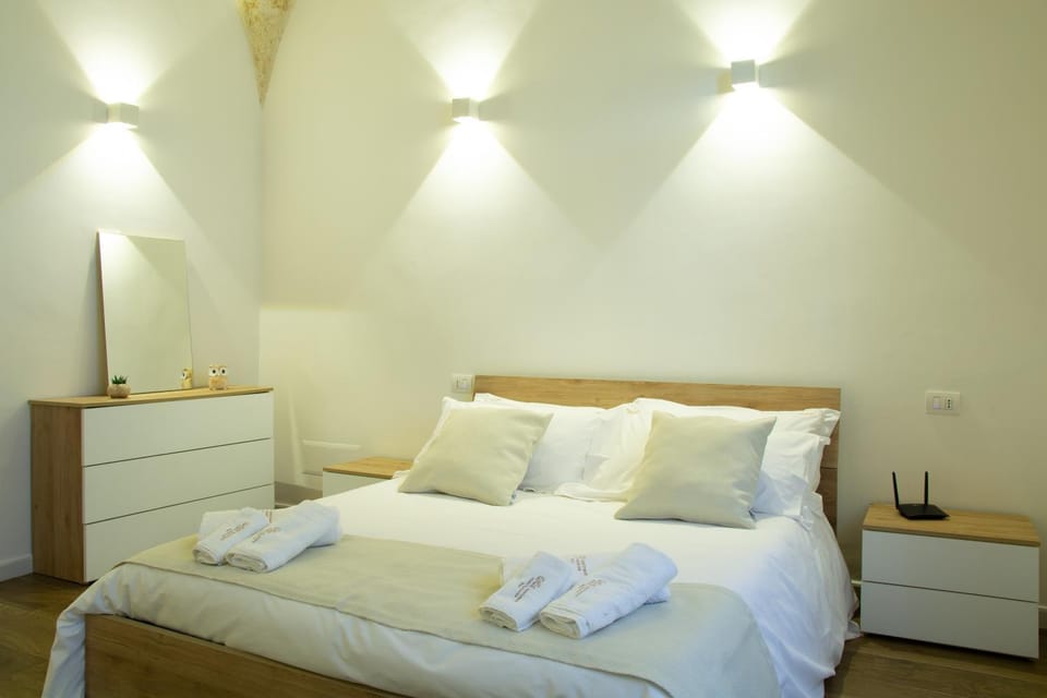 Photo of the whole room, Bedroom, towels