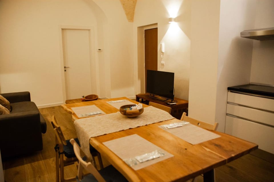 TV and multimedia, Kitchen or kitchenette, Living room, Seating area, Dining area