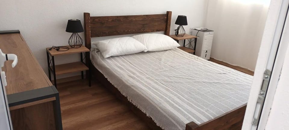 Bed, Balcony/Terrace, air conditioner
