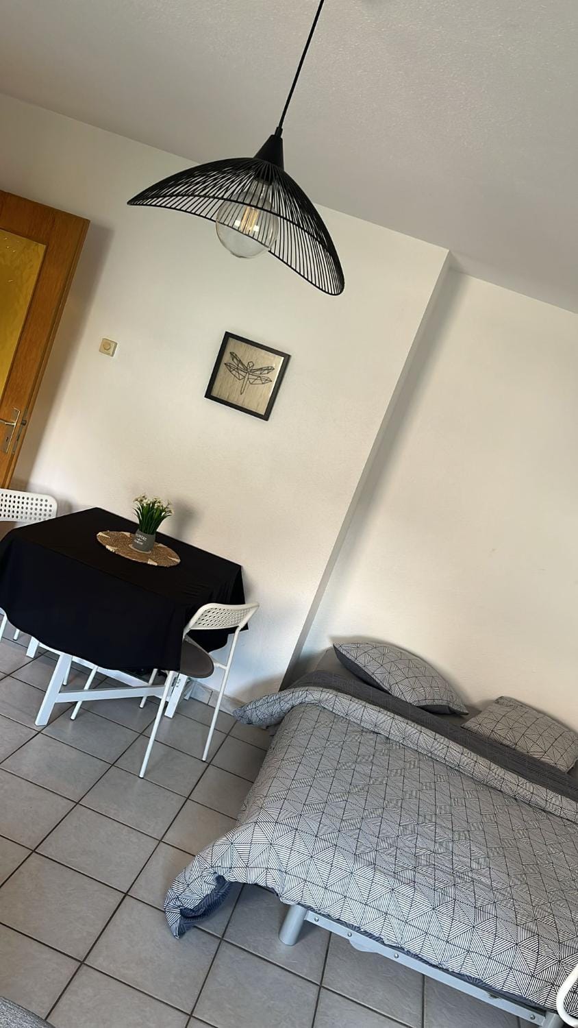 Bed, Dining area