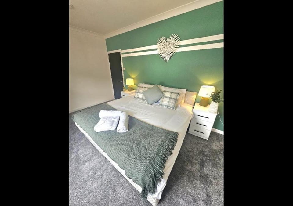 Newly refurbed - sleeps 6 - long stay House in Bridgwater