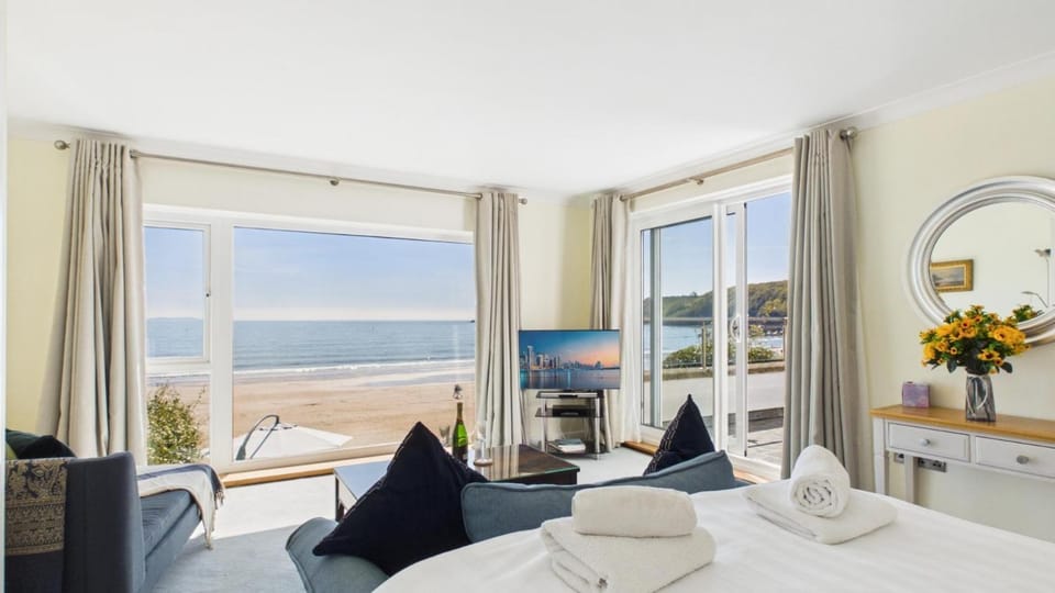 Rainbow Leap - 5 Bed Holiday Home - Saundersfoot Bed and Breakfast in Saundersfoot
