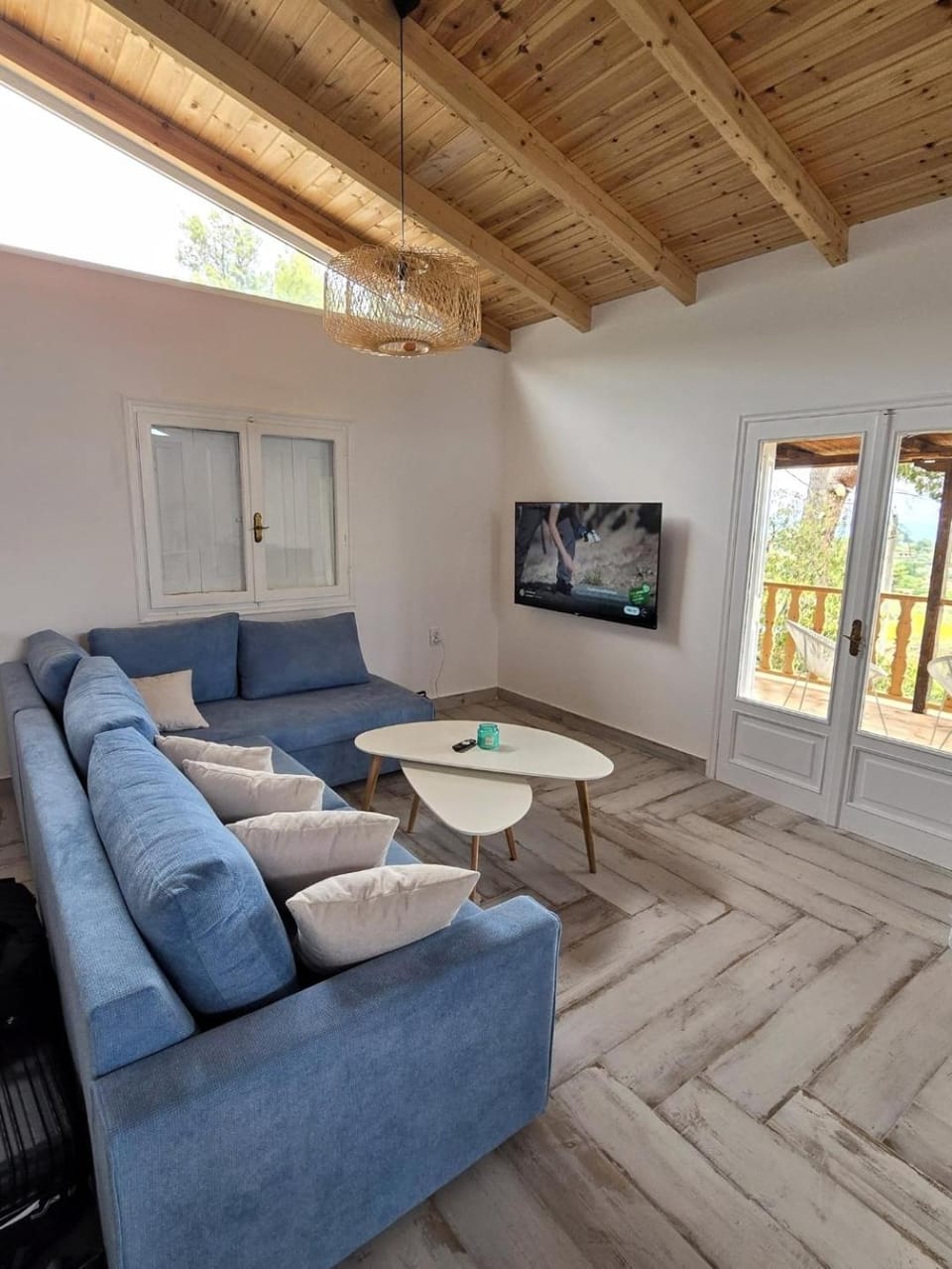 Communal lounge/ TV room, TV and multimedia, Living room, Seating area, Evening entertainment