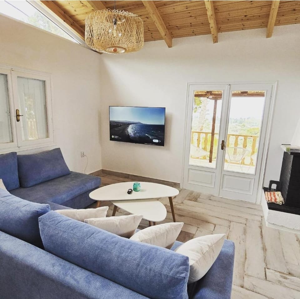 Communal lounge/ TV room, TV and multimedia, Living room, Seating area, Evening entertainment