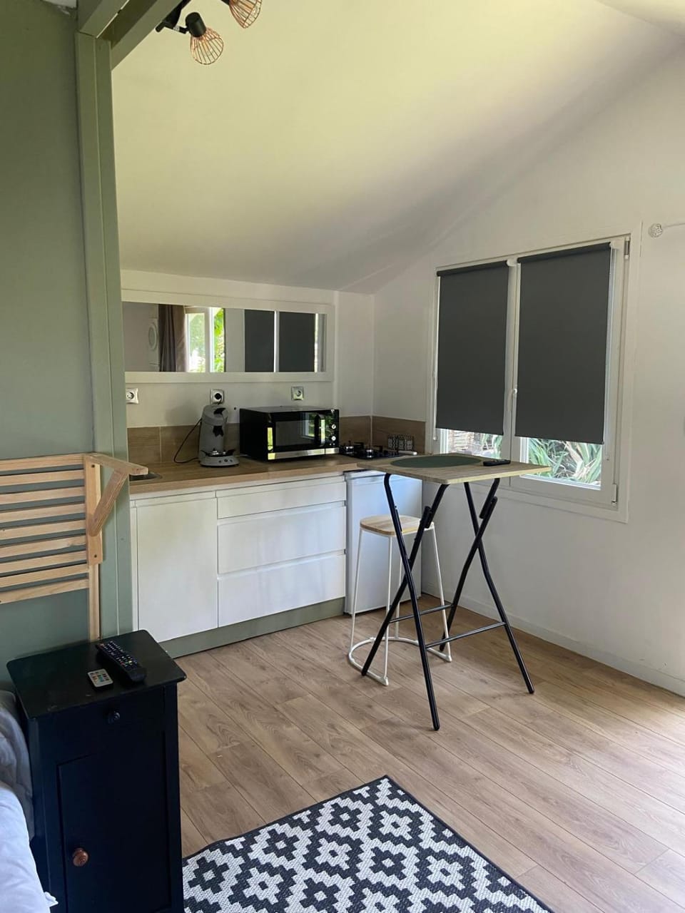 Kitchen or kitchenette, Dining area, minibar