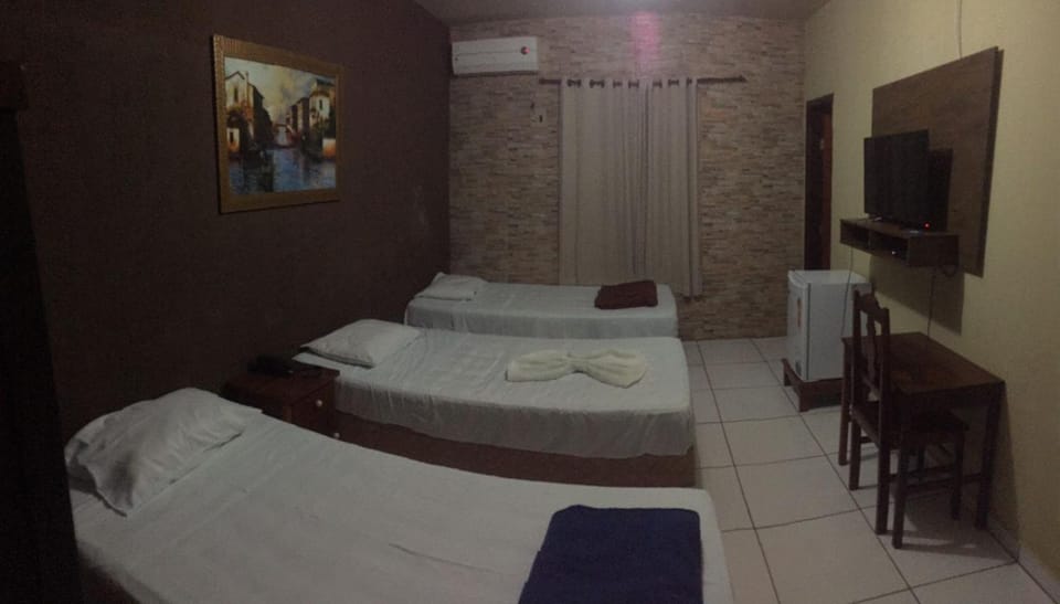 Bed, TV and multimedia, Photo of the whole room, Bedroom, towels, air conditioner